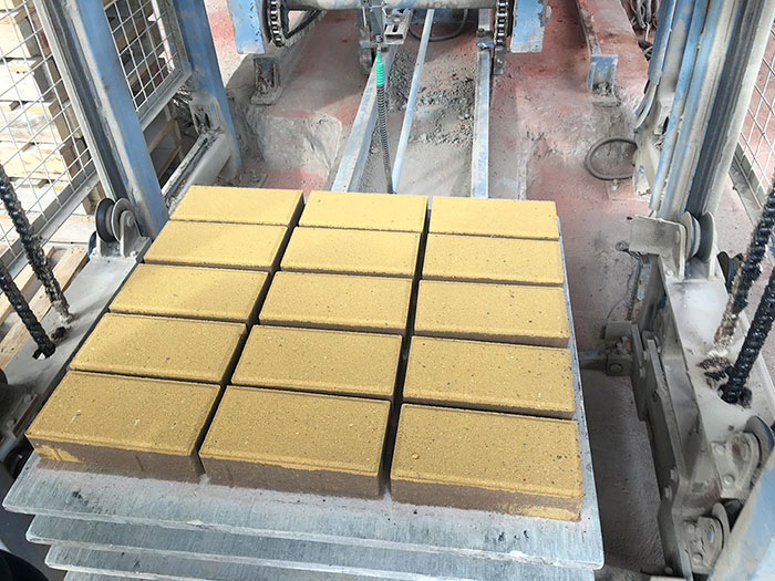 現(xiàn)在城市的人行道鋪設(shè)的是什么磚呢？