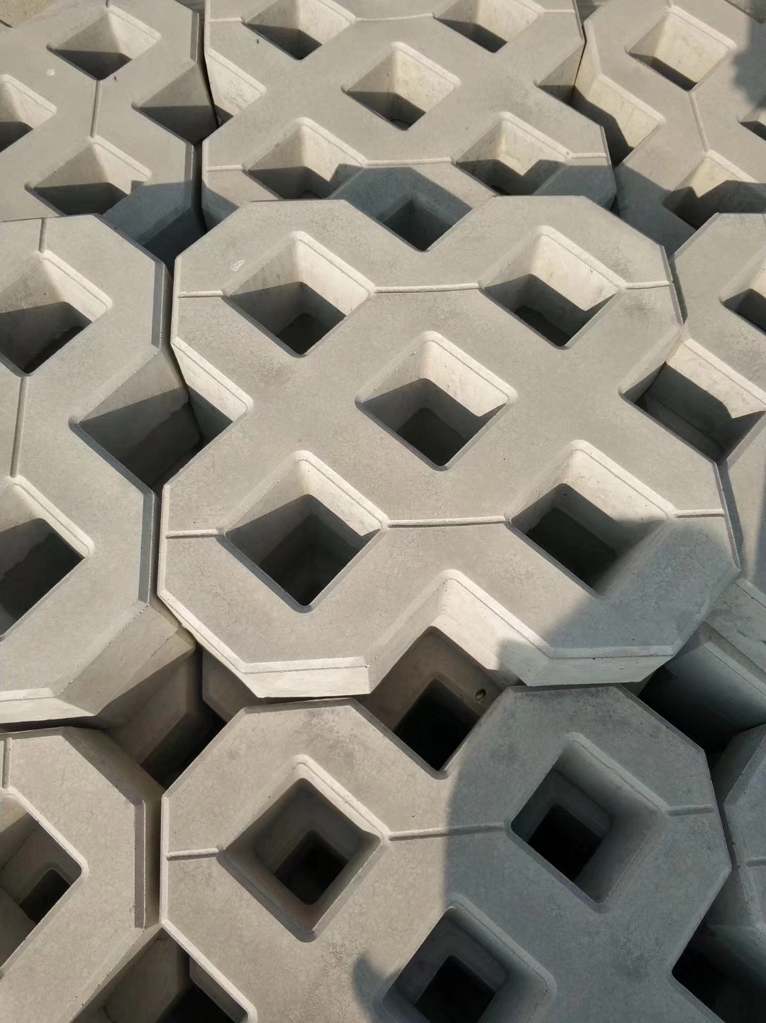 現(xiàn)在的城市露天停車場都鋪設(shè)什么磚？