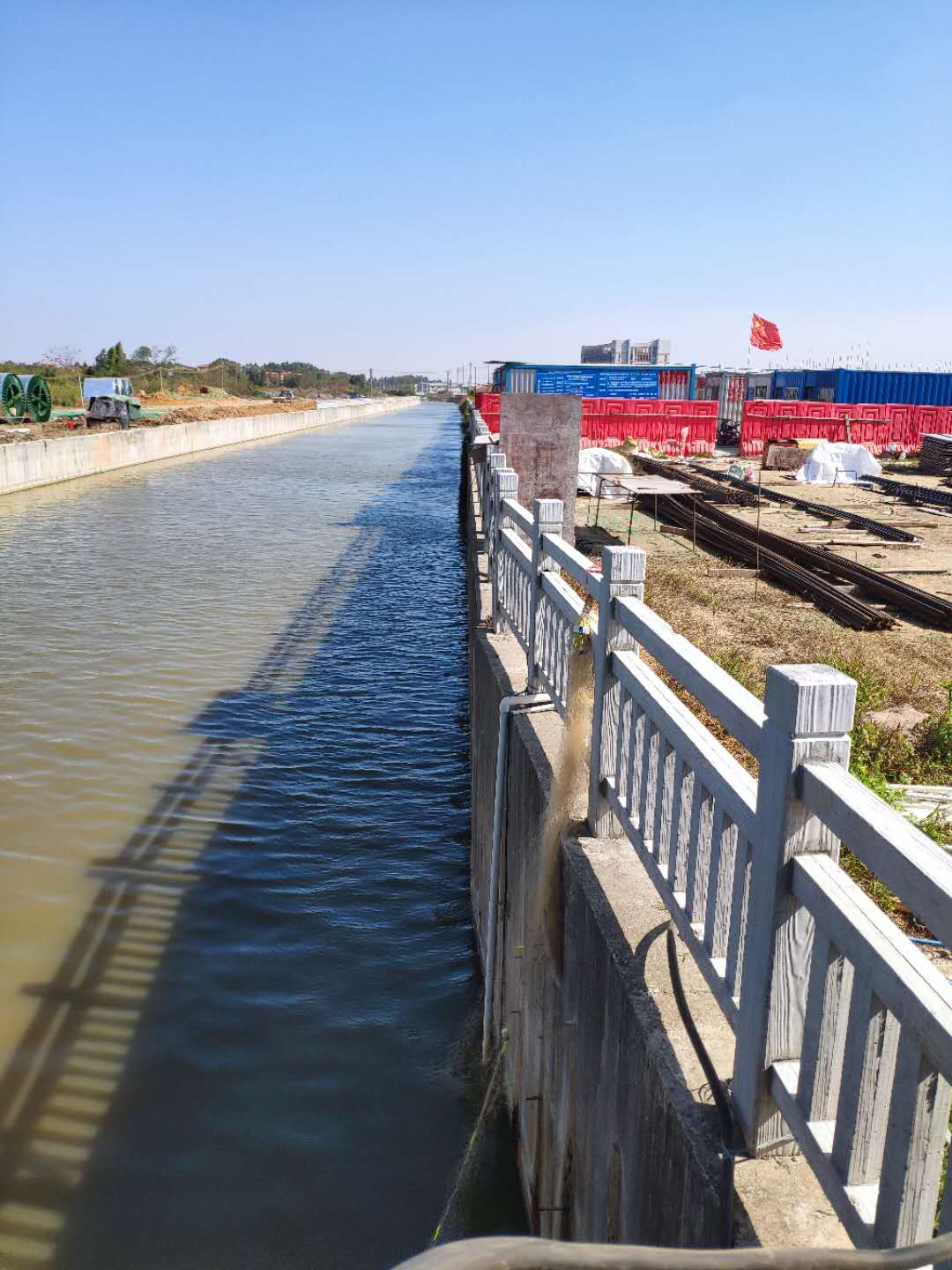 河邊的護(hù)欄到底多高才合適？